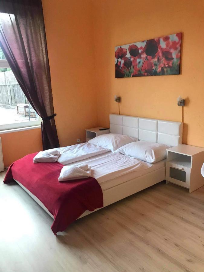 Y Panzió Acomodação com café da manhã Balatonlelle Exterior foto