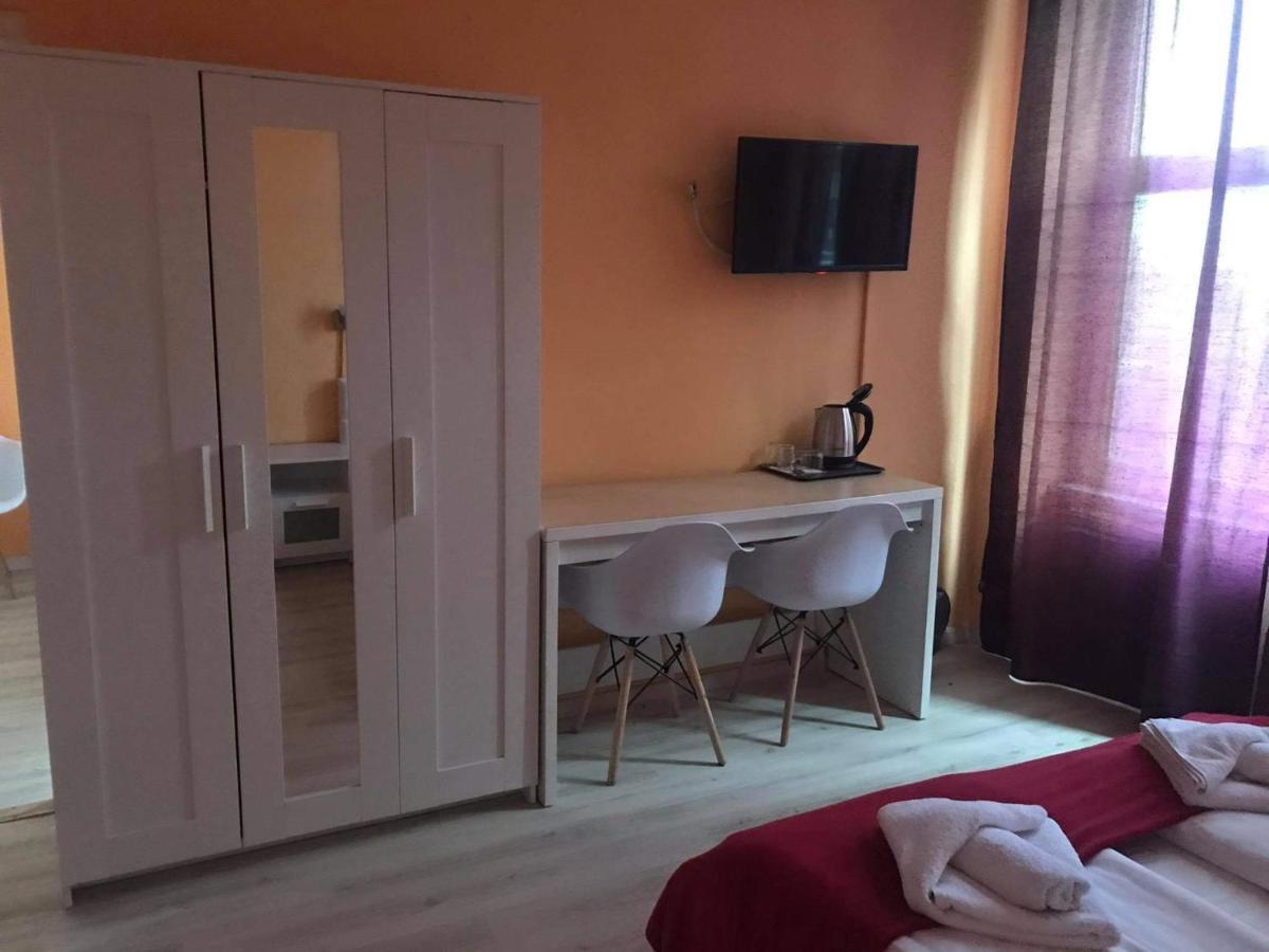 Y Panzió Acomodação com café da manhã Balatonlelle Exterior foto