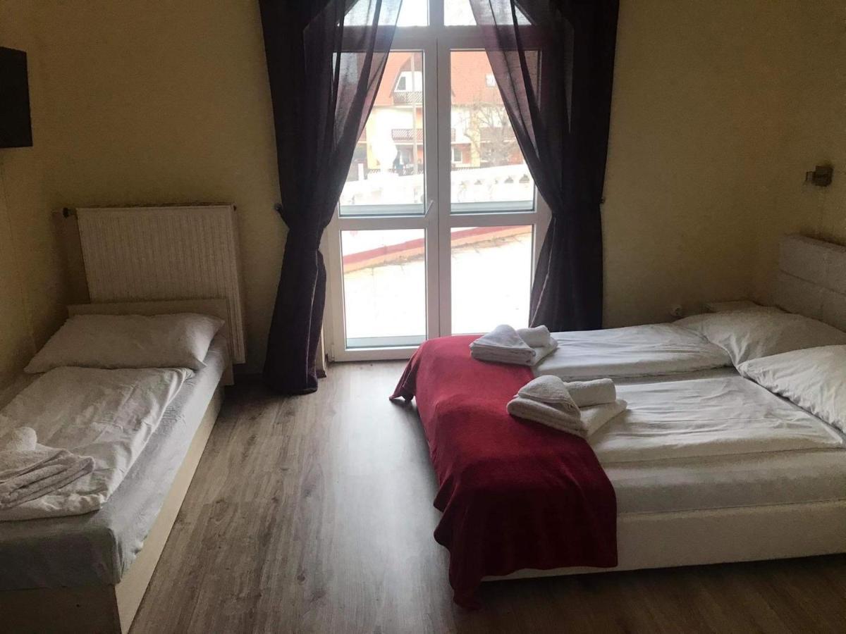 Y Panzió Acomodação com café da manhã Balatonlelle Exterior foto